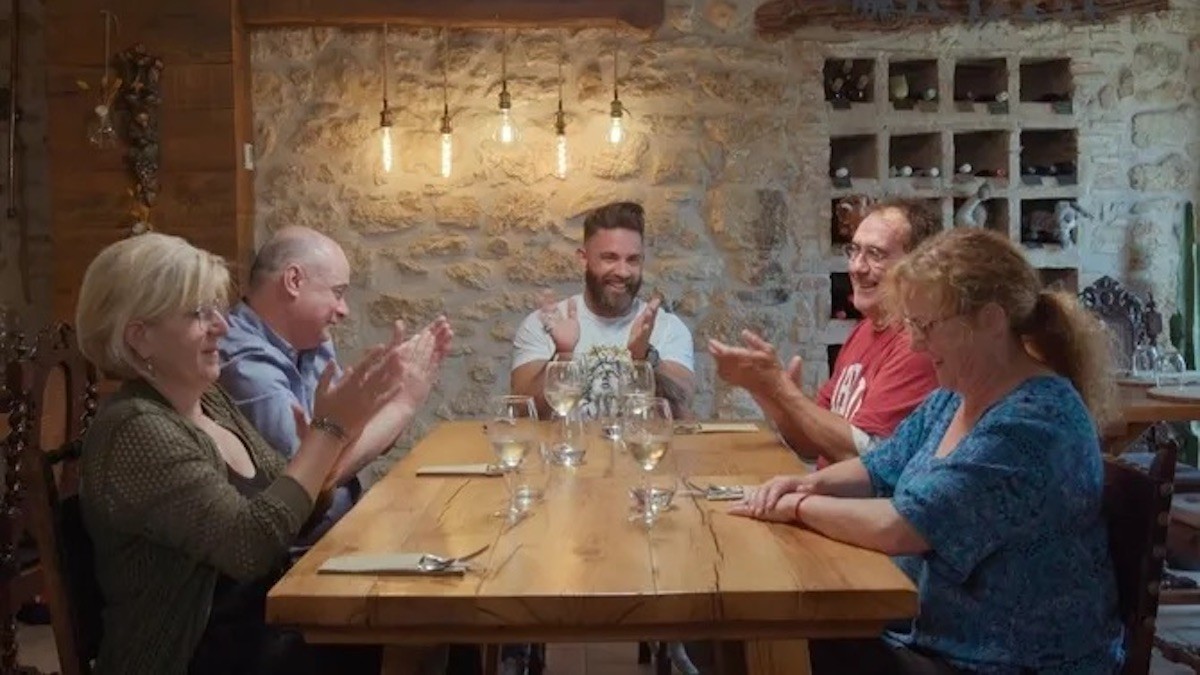 Marc Ribas amb els propietaris dels tres restaurants pallaresos