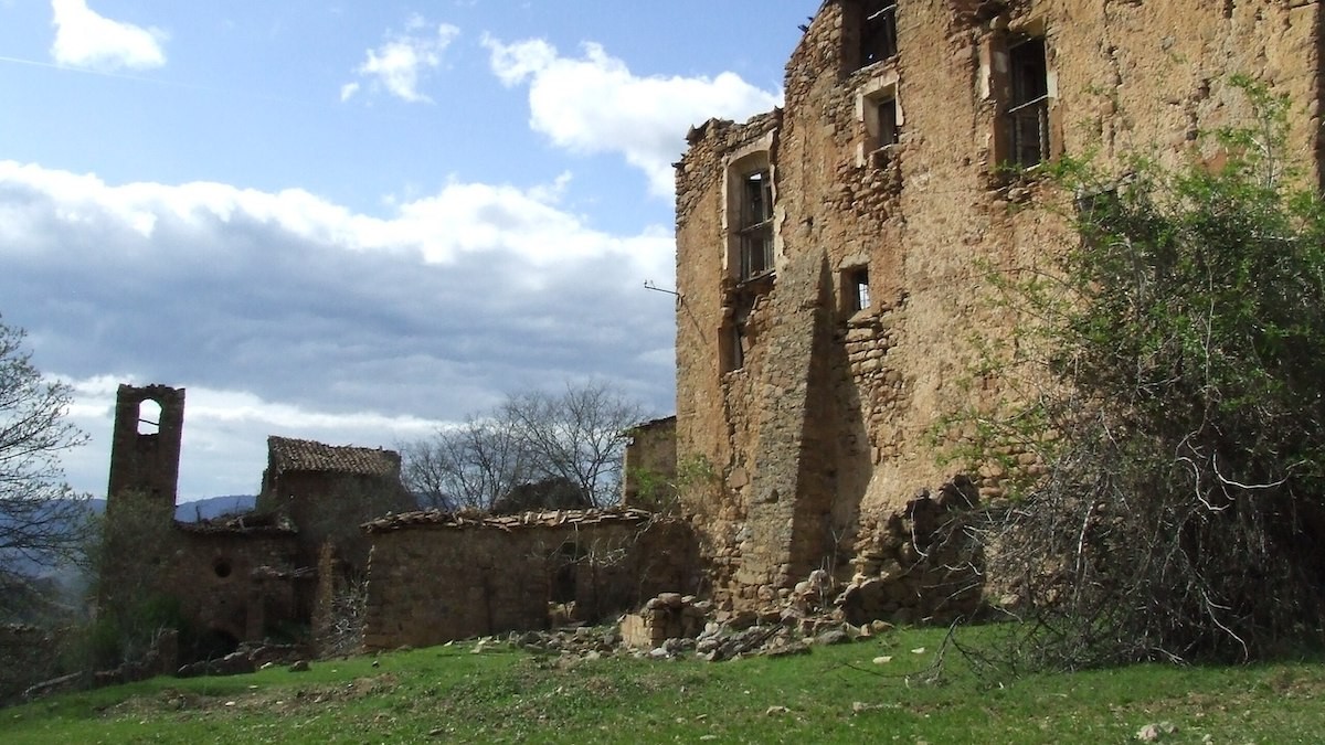 Ruïnes del poble abandonat d'Esplugafreda, al municipi de Tremp