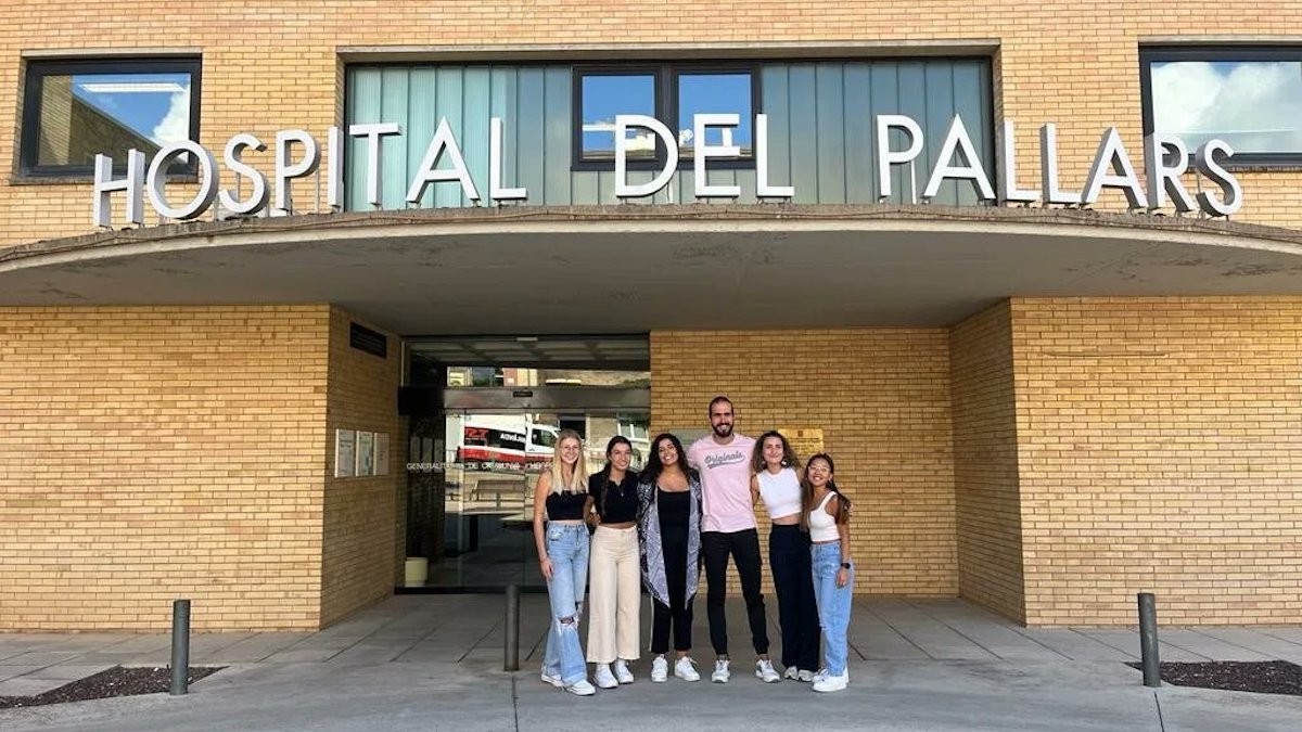 Els set alumnes d'Infermeria davant l'Hospital Comarcal del Pallars, a Tremp