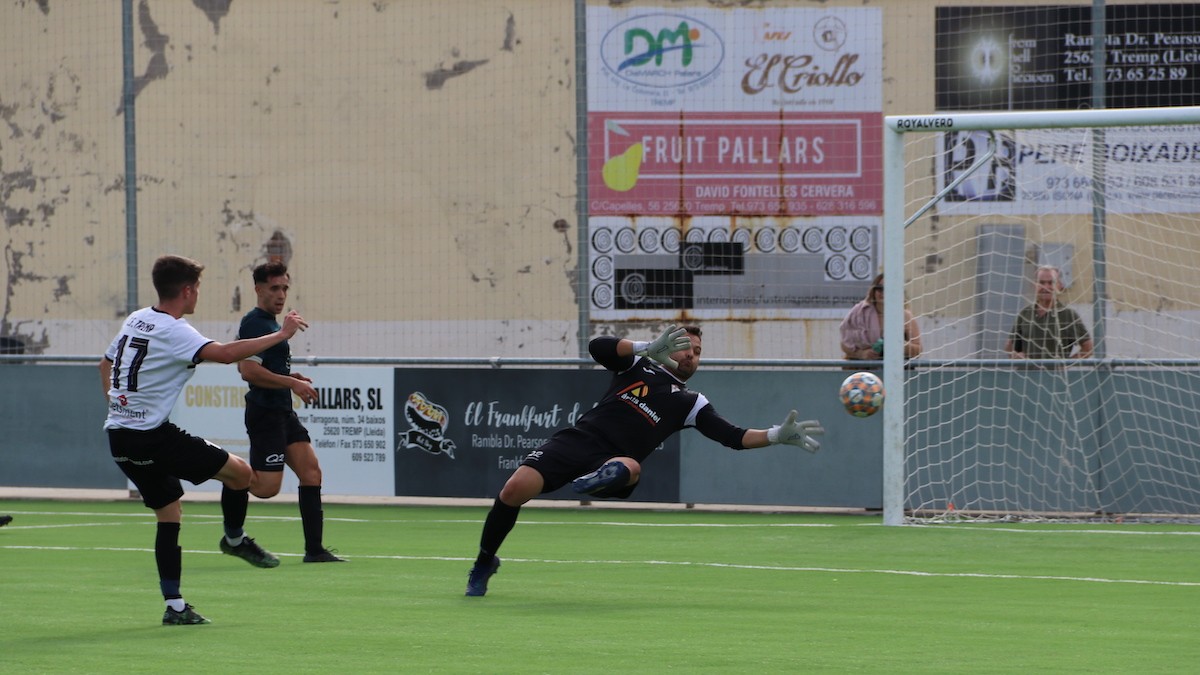 Albert Gironès batent el porter rival en el primer gol del Tremp