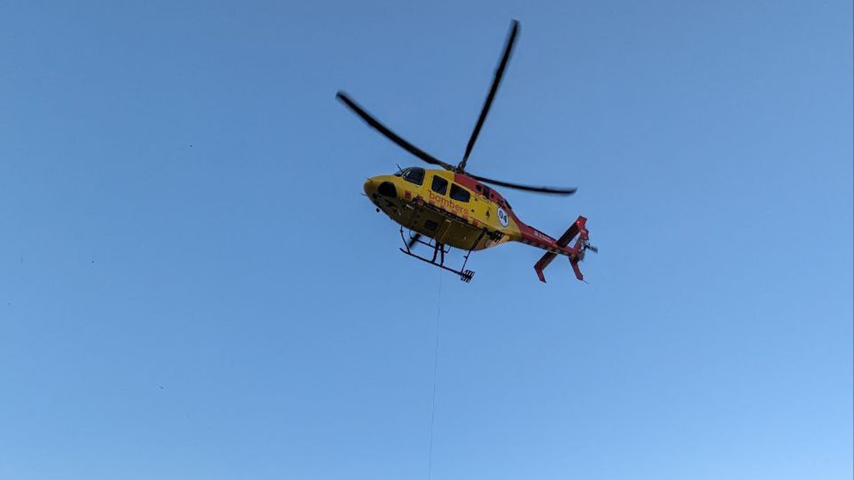 L'helicòpter del GRAE fent una maniobra de gruatge per evacuar el parapentista