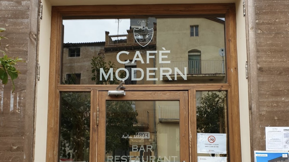 Detall de l'entrada del Cafè Modern d'Isona