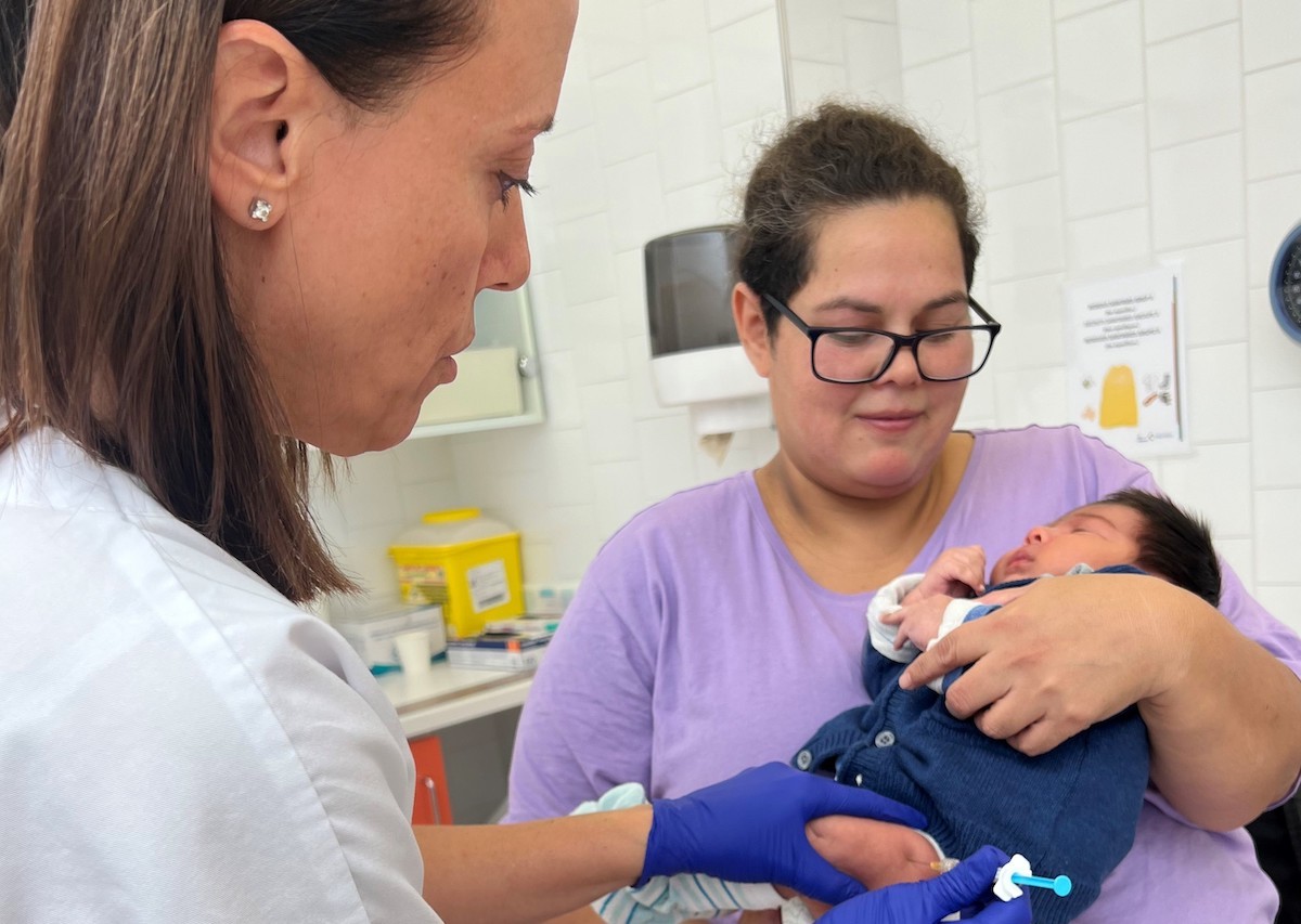 Un nadó rebent la vacuna contra el virus respiratori sincicial