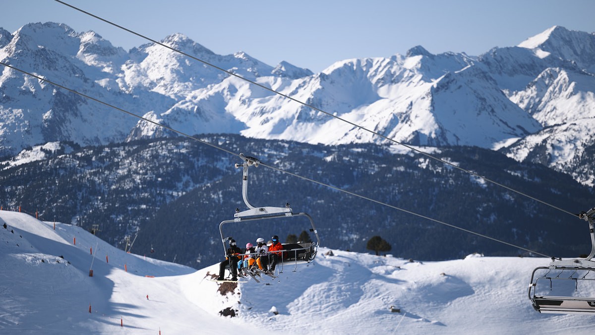 Uns esquiadors en un telecadira de l'estació durant la temporada passada
