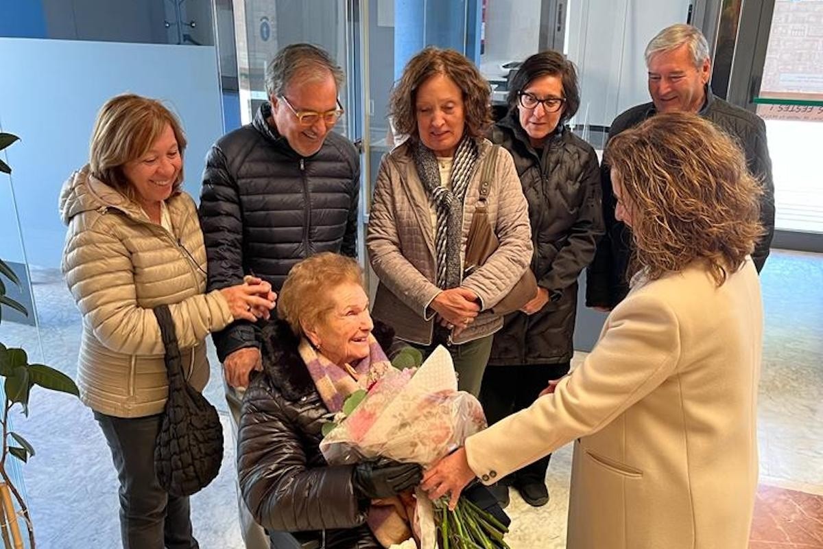La Paquita rebent l'homenatge de l'Ajuntament de Tremp amb amics i familiars