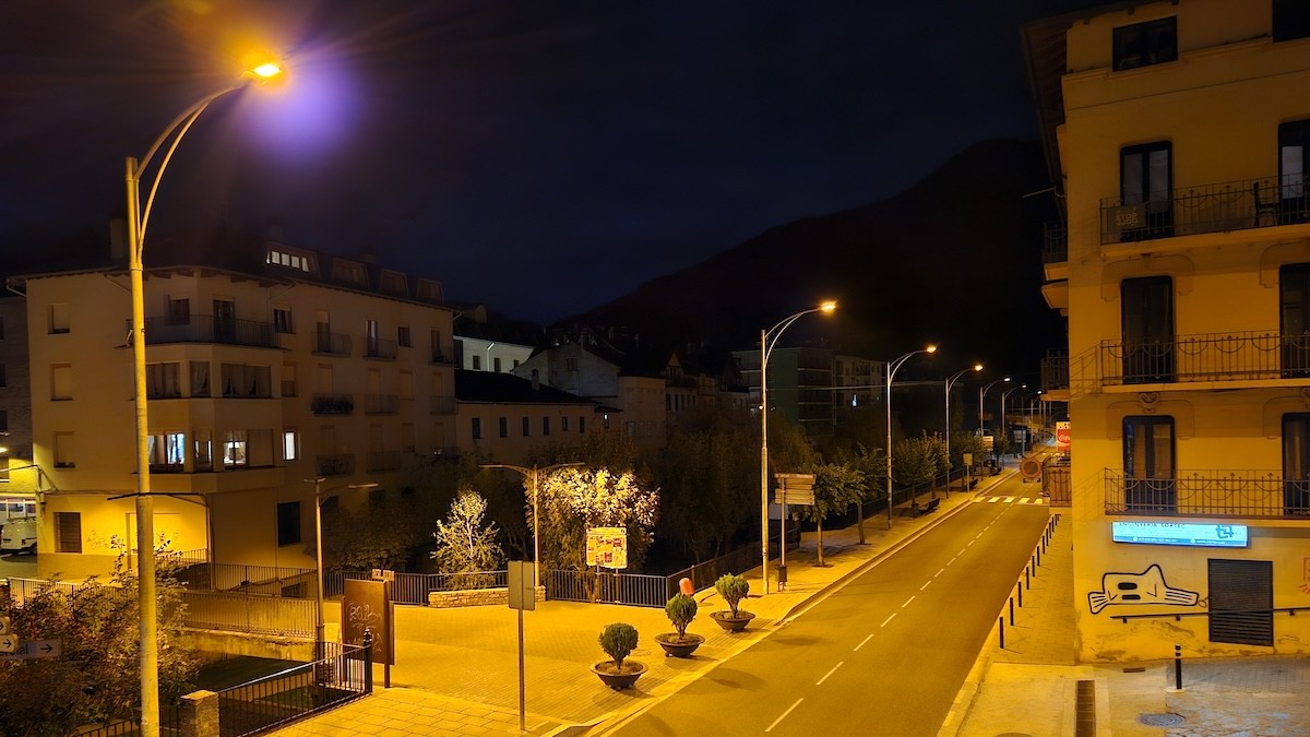 Les noves làmpades LED de color ambre a l'avinguda Comtes de Pallars