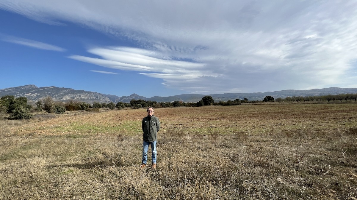 Xavi Mir, coordinador científic del Geoparc Orígens, davant d'un dom del Mont de Conques
