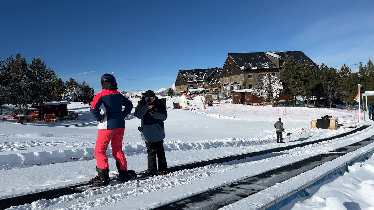 Esquiadors a la cinta de debutants de Port Ainé aquest dimarts