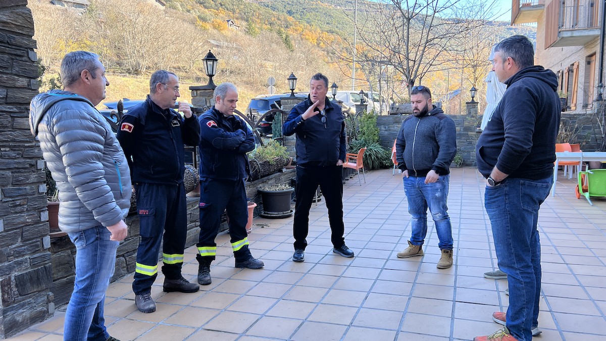 Alcalà, parlant amb caps de parcs de bombers voluntaris del Pallars