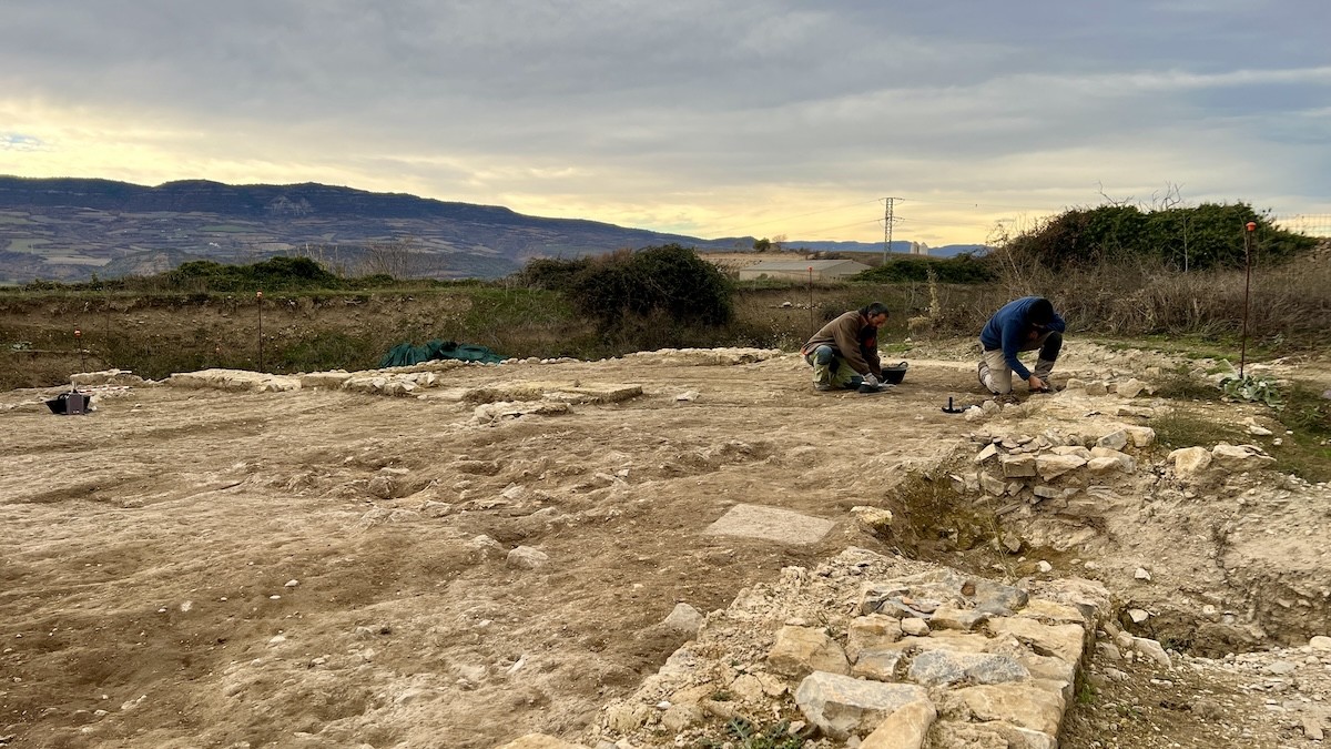 Dos arqueòlegs treballant a l'Hort del Cavaller