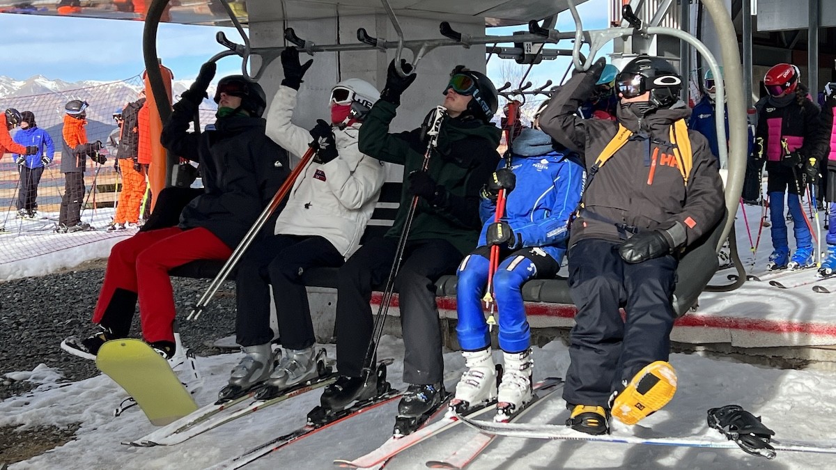 Esquiadors pujant a un telecadira de Port Ainé
