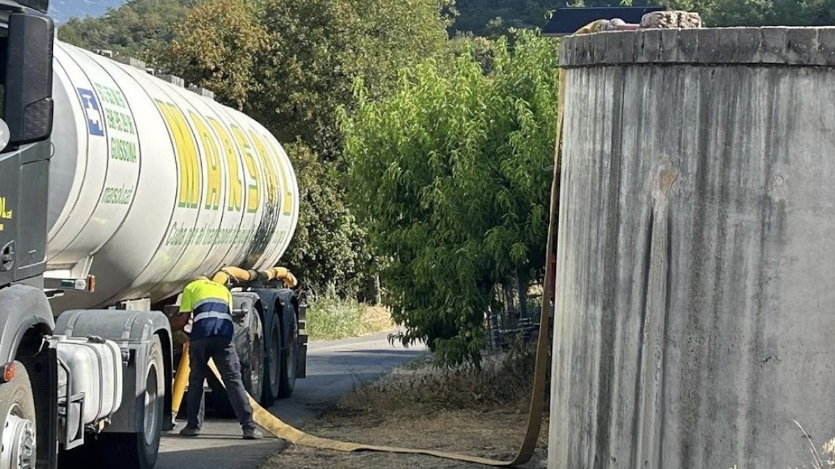 Un camió cisterna carregant el dipòsit de Benavent de la Conca