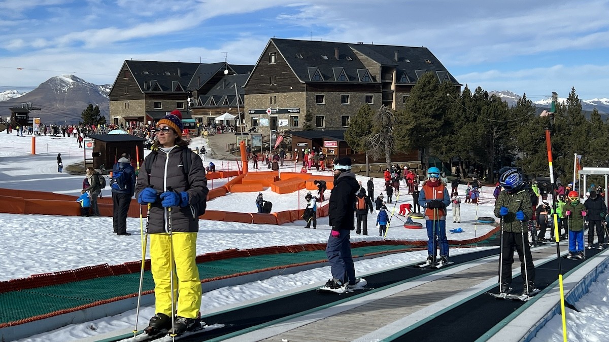 Esquiadors a la cota 2.000 de Port Ainé