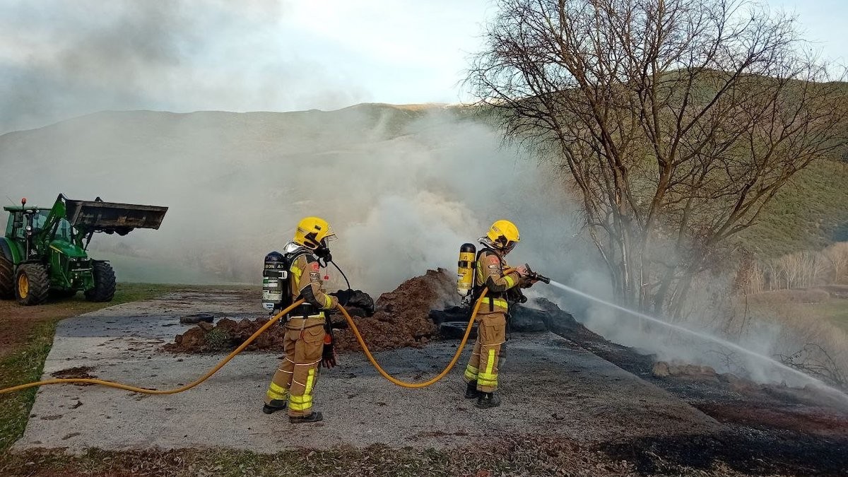 Dos bombers apagant l'incendi a Montardit de Baix