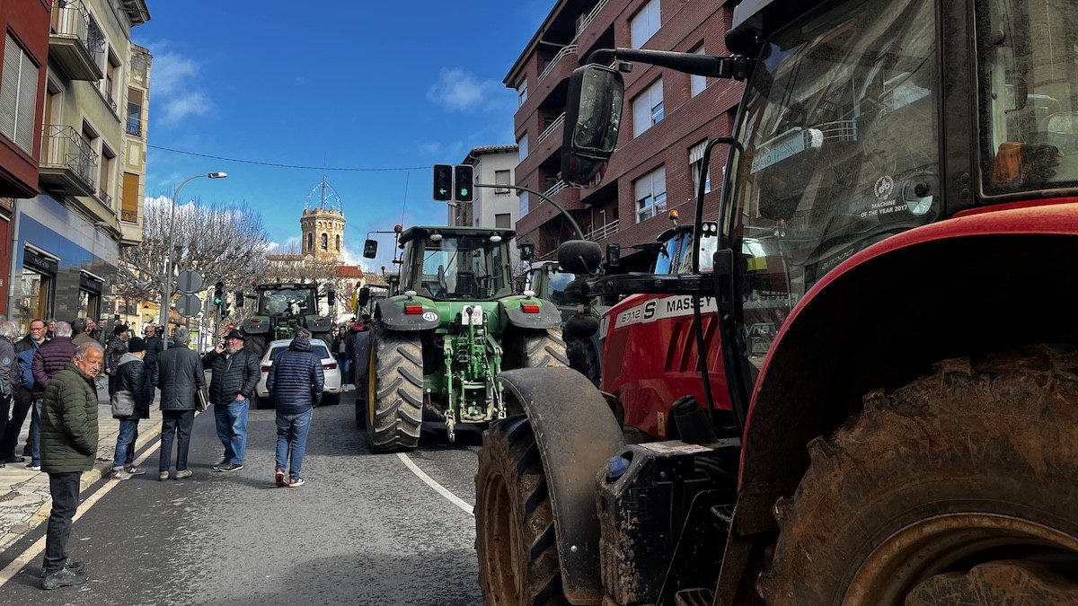 Diversos tractors tallant l'Avinguda Espanya de Tremp