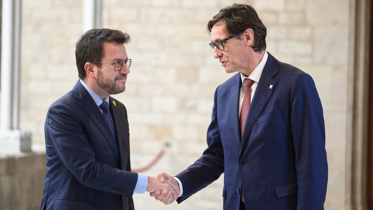 Pere Aragonès i Salvador Illa signant l'acord pels pressupostos del 2024