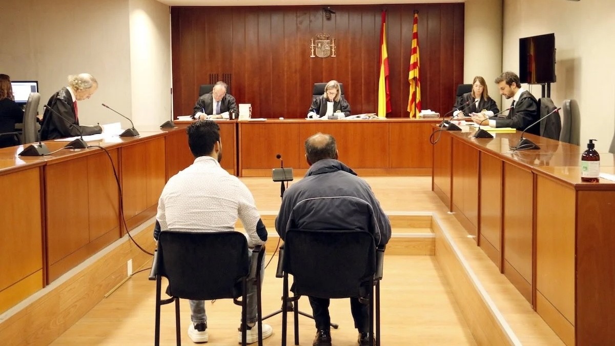 L’acusat, a la dreta amb jaqueta gris, va ser jutjat el novembre del 2022 a l'Audiència de Lleida