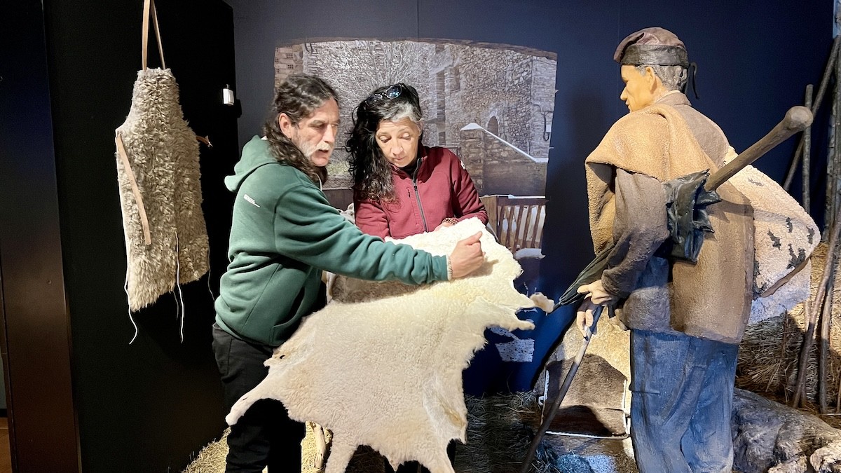 El mestre artesà Edu Marín mostrant una pell d'ovella
