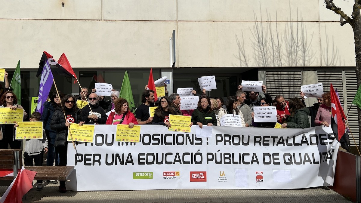 Famílies, docents i sindicats davant la seu d'Educació
