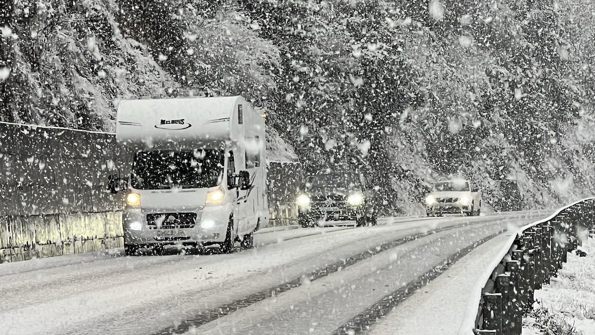 Vehicles circulant sota la intensa nevada aquest dissabte