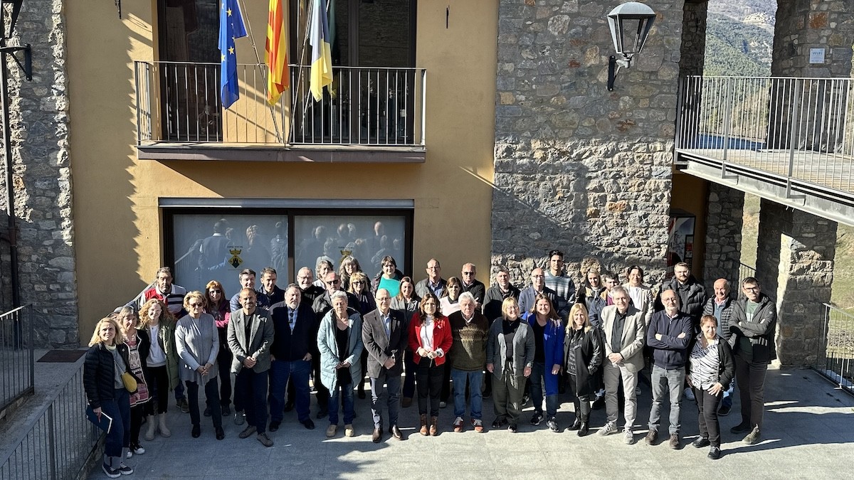 La vicepresidenta Laura Vilagrà amb una trentena d'alcaldes del Pirineu