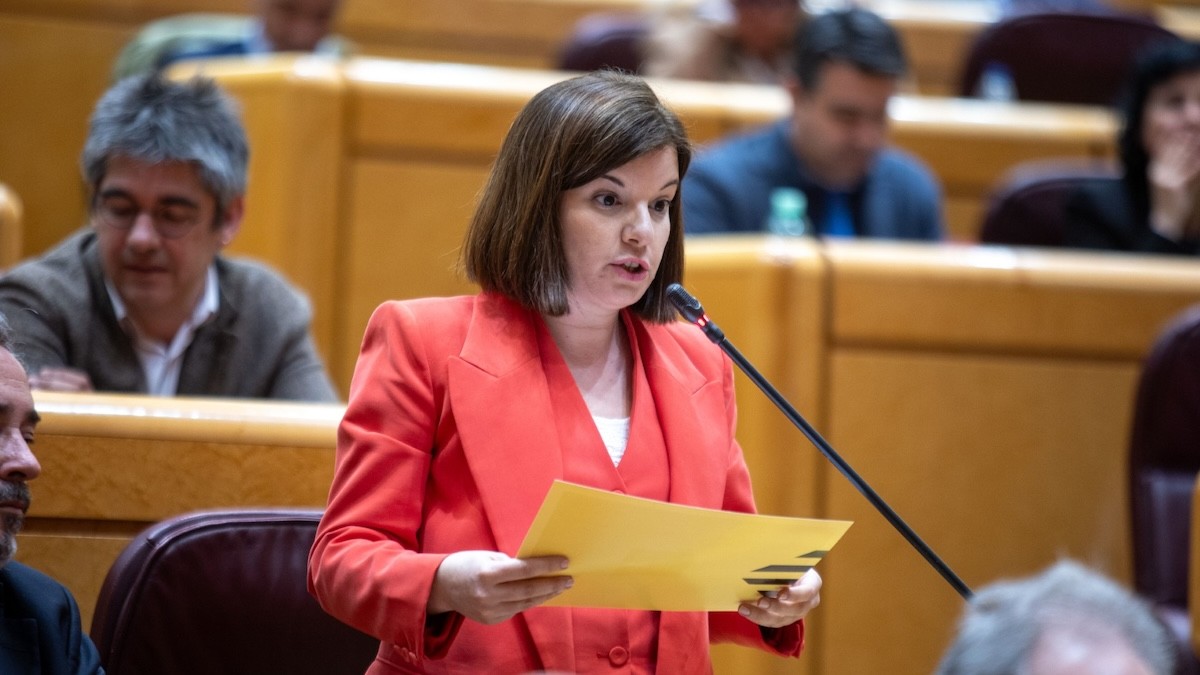 La senadora Sara Bailac formulant les preguntes al ministre