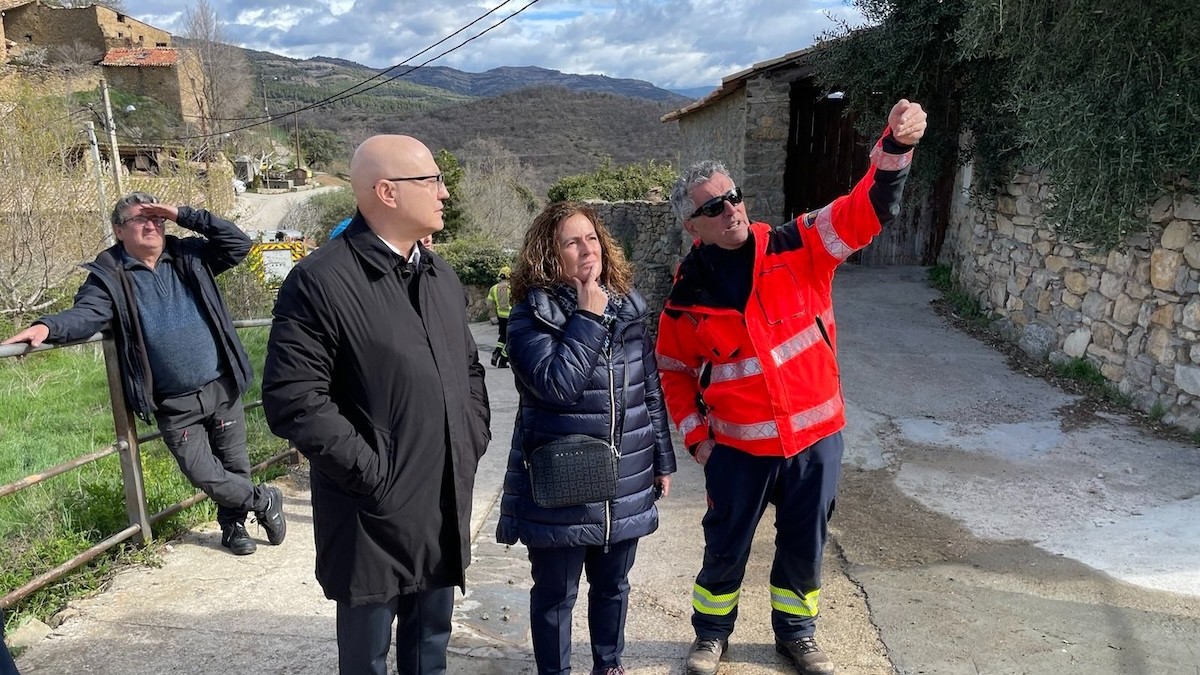 L'alcaldessa de Tremp, Sílvia Romero, i el delegat del Govern, Josep Castells, visitant el lloc dels fets