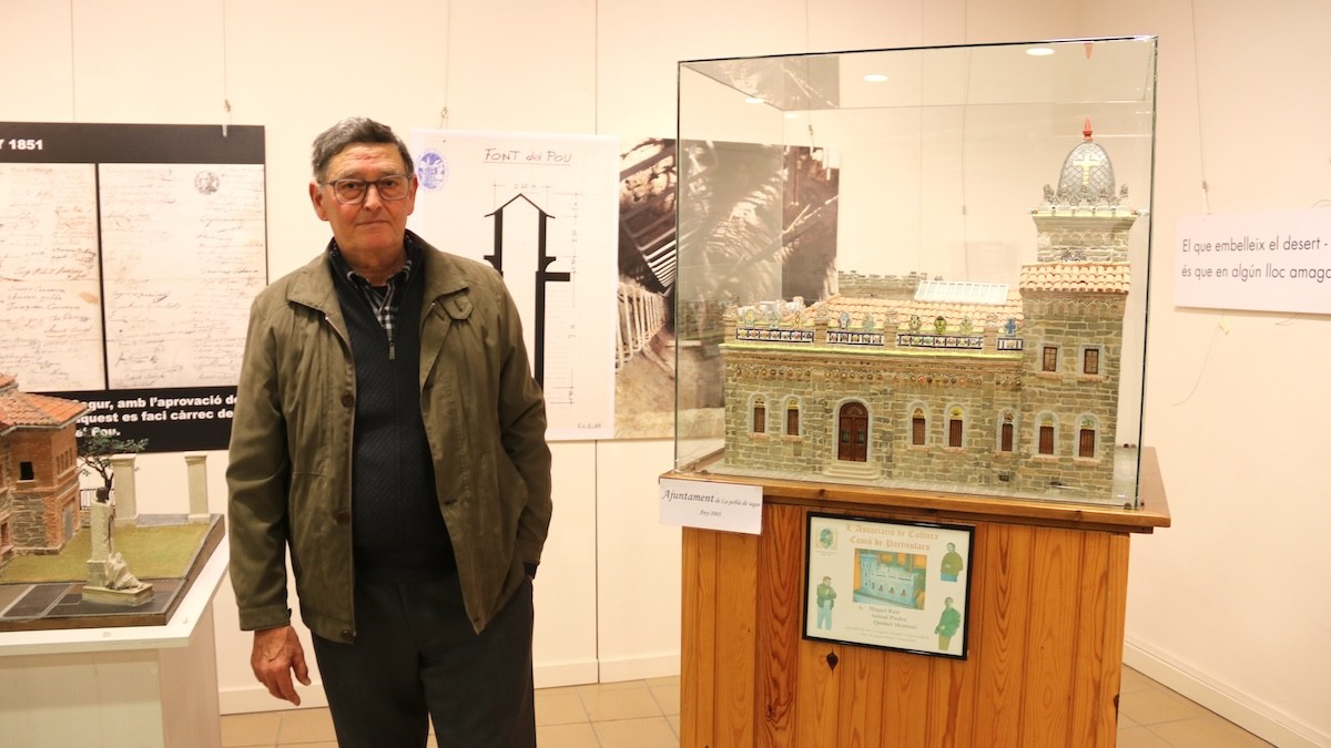 Miguel Ruiz amb la maqueta de Casa Mauri, una de les primeres que va construir