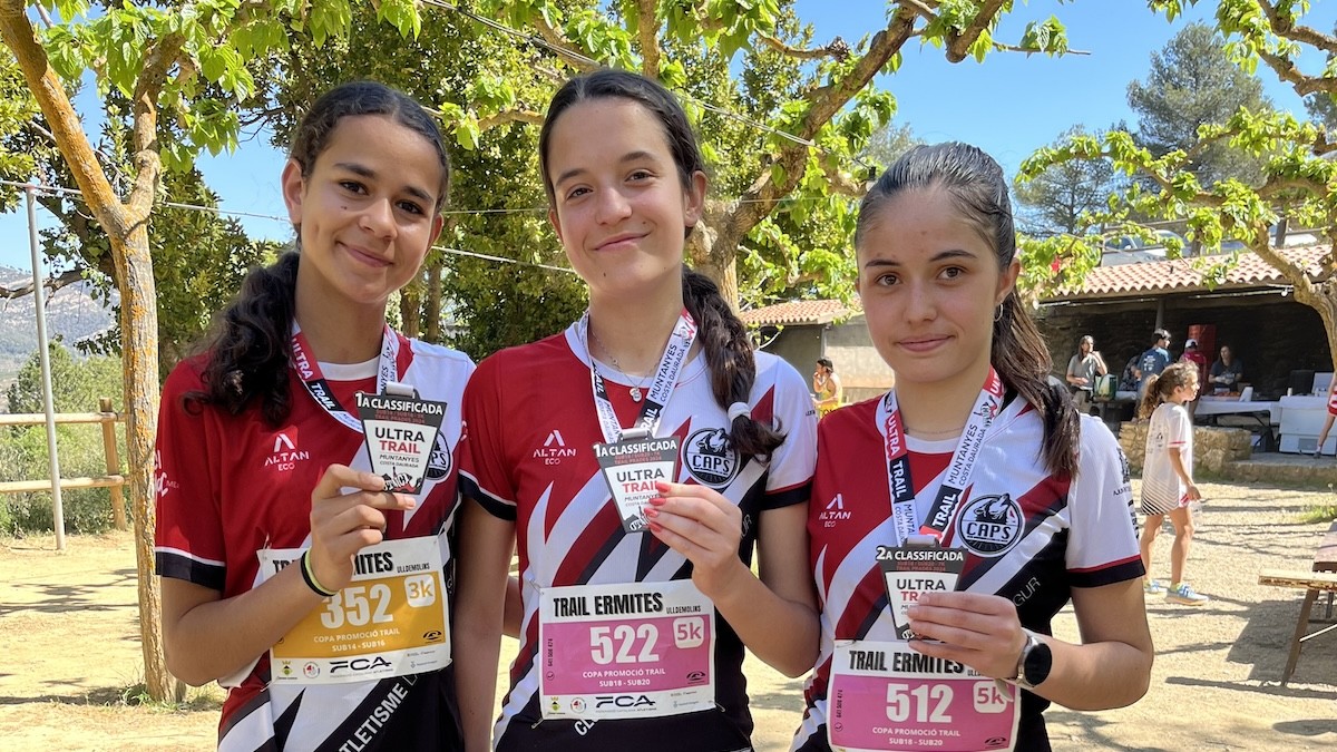 Les atletes Rabbab Ouemmou, Alba Pont i Agnès Feliu exhibint mostrant les seves medalles