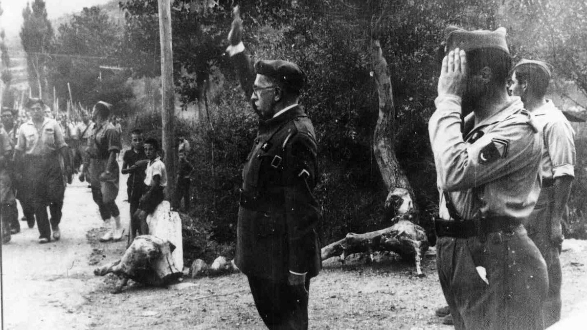 El general Sagardía saludat amb el braç en alt les tropes de la 62a Divisió, l'any 1938