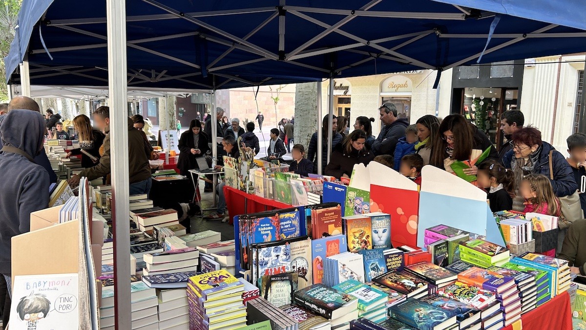Una parada de llibres a Tremp durant la diada de Sant Jordi