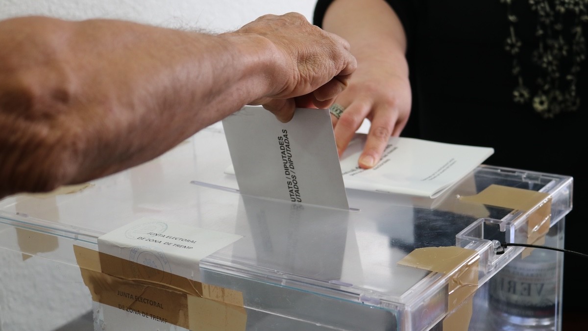 Un home introduint un vot en una urna d'Isona
