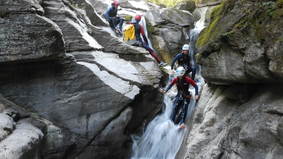 Diverses persones practicant barranquisme a la Vall Fosca