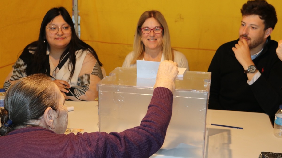 Una dona votant a Tremp el 12 de maig