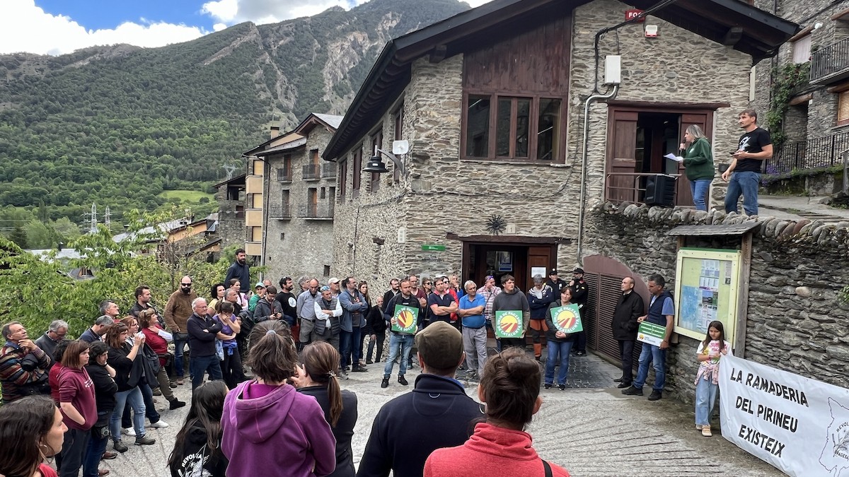 Manifestants concentrats davant la seu del Parc Natural de l'Alt Pirineu a Llavorsí