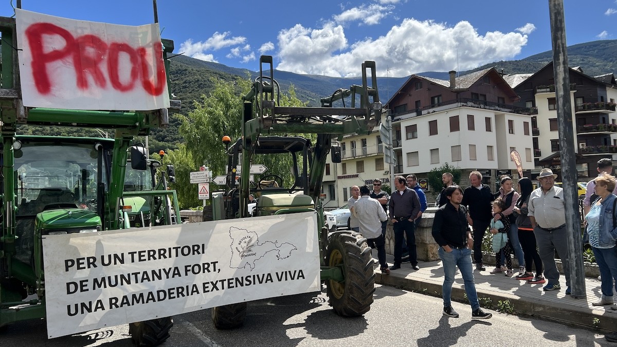 Tres tractors tallant la C-13 a l'entrada de Sort aquest dimarts al matí