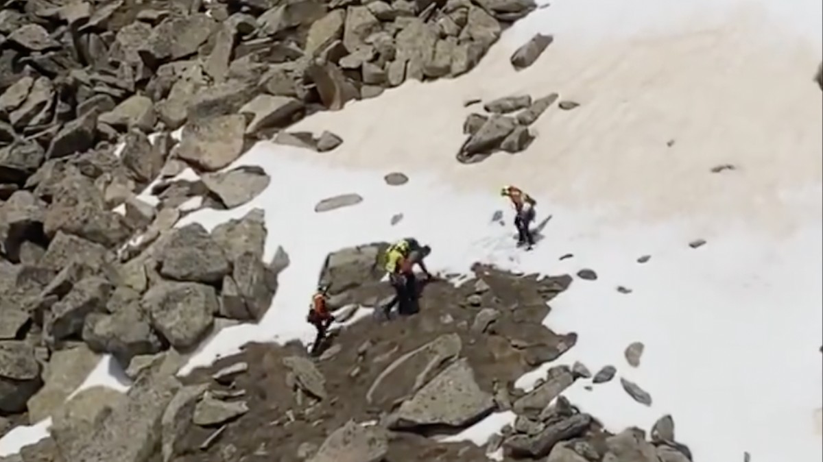 Imatge àrea de l'equip de rescat amb l'excursionista