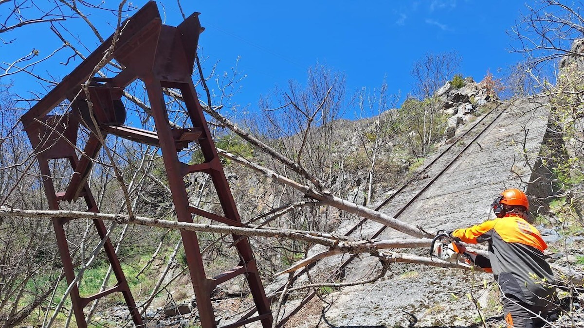Un operari al costat del funicular de Gueron