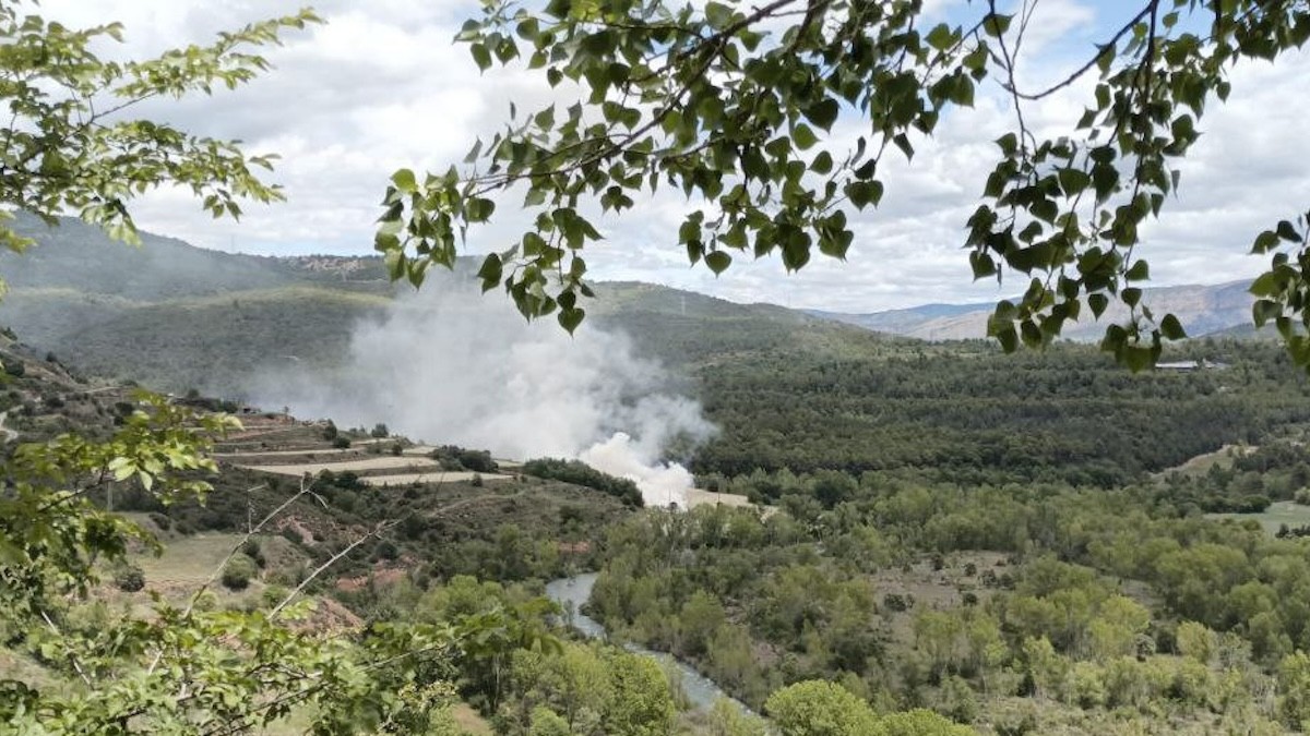 Imatge de la columna de fum de l'incendi