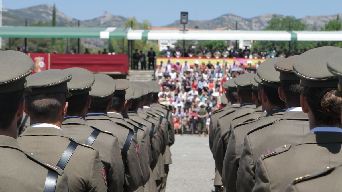 Alumnes a l'esplanada de l'acadèmia de Talarn