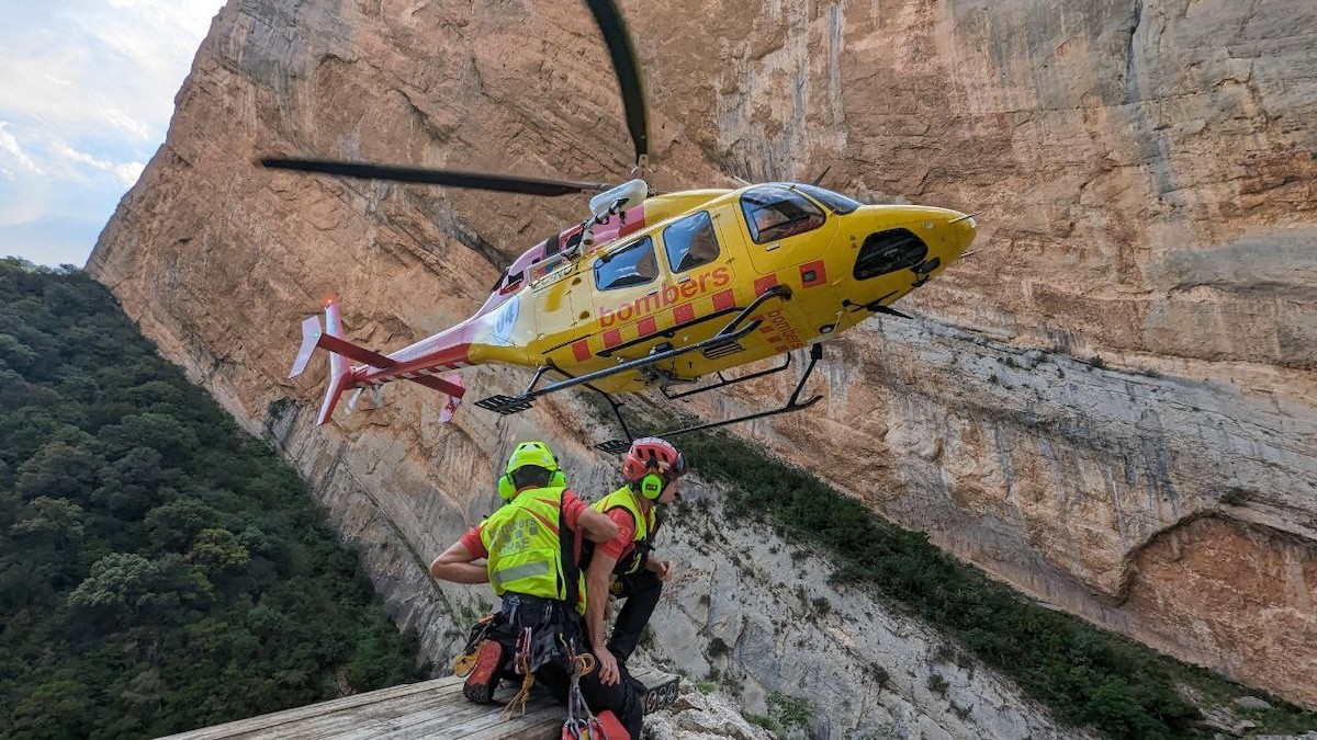 L'helicòpter del GRAE fent una maniobra per evacuar la persona indisposada