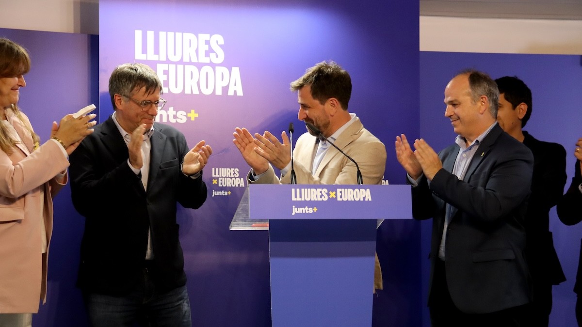 Toni Comín celebrant els resultats amb Carles Puigdemont i Jordi Turull
