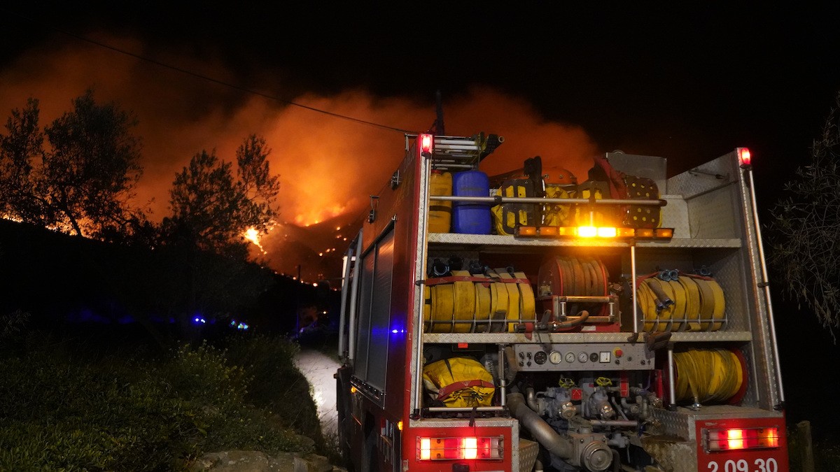 Bombers en els treballs d'extinció d'un incendi forestal, en imatge d'arxiu