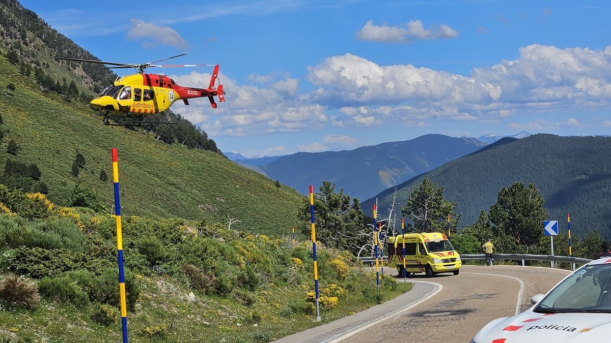 Un helicòpter i una ambulància al lloc de l'accident