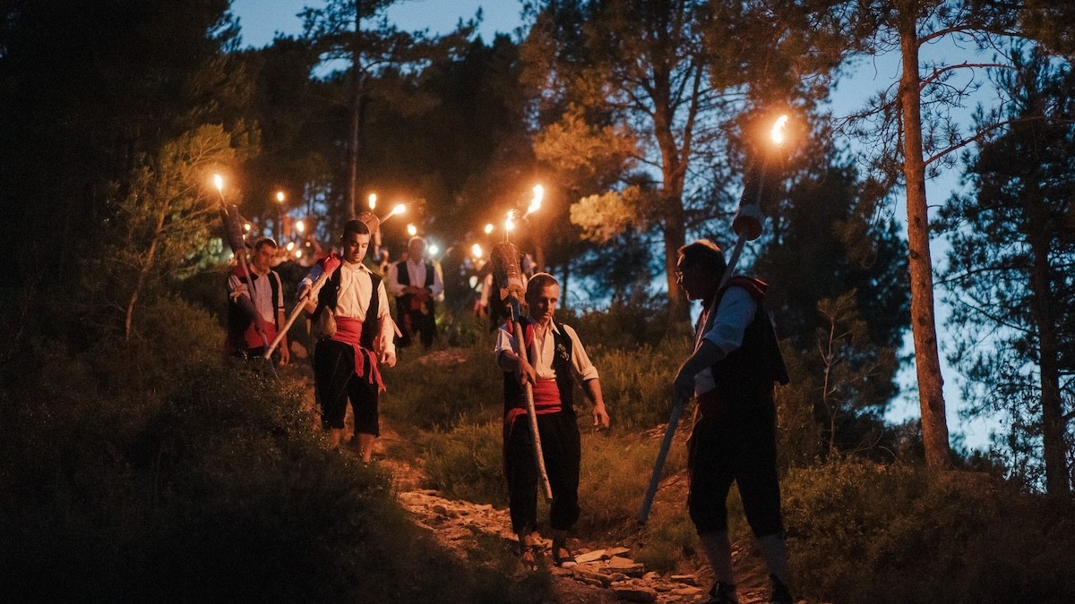 Els fallaires poblatans baixant per Sant Magdalena