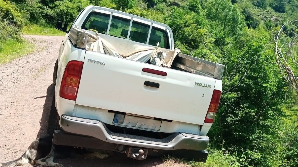 Un vehicle va quedar atrapat dilluns pel mal estat del camí
