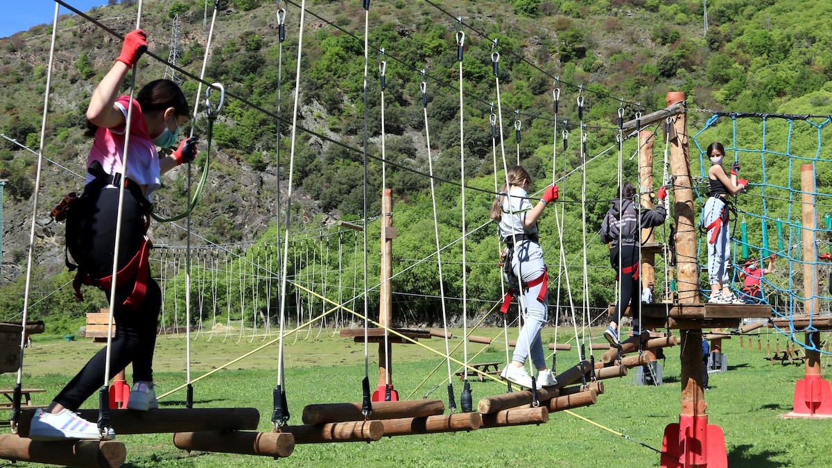 Infants en un parc d'aventura a Rialp