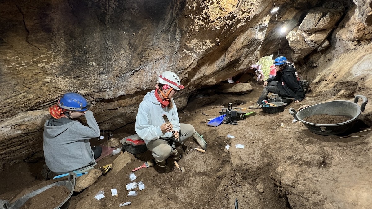 Arqueòlegs treballant a la Cova de l'Home Mort, a Soriguera