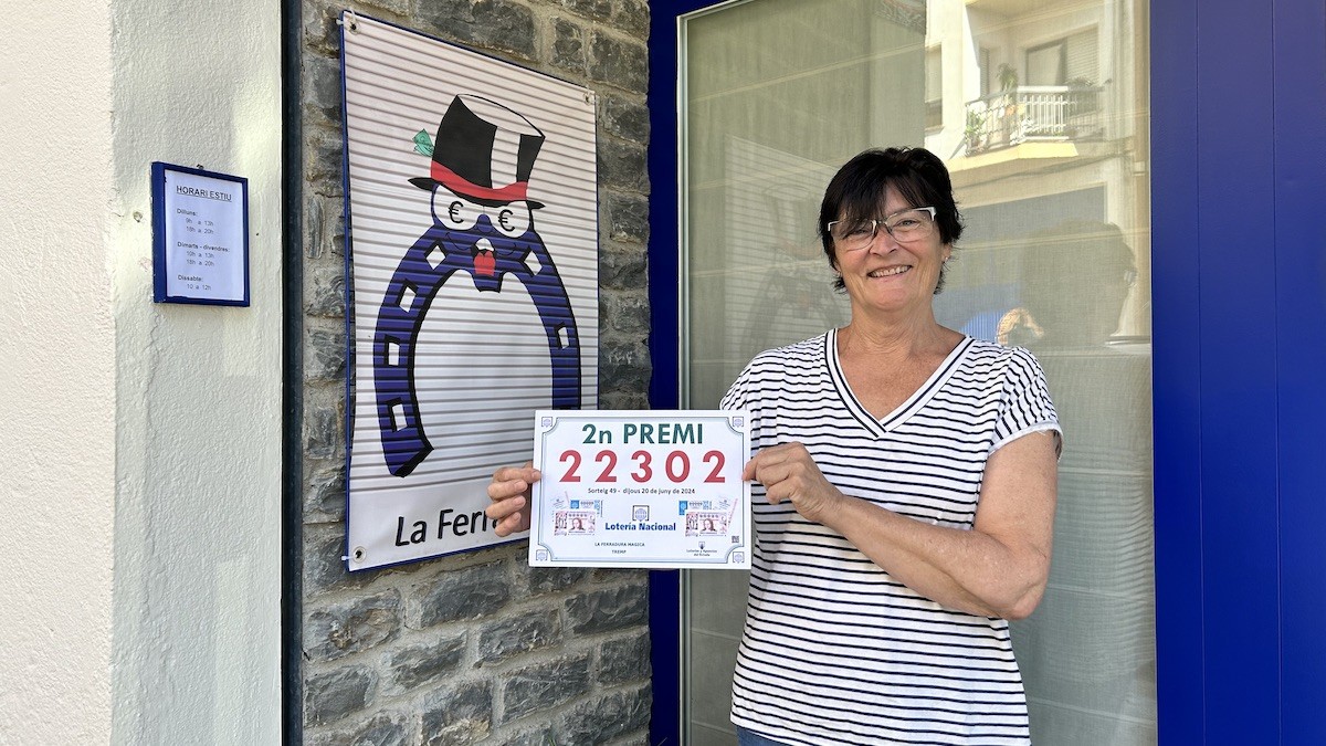 Núria Fuses, aquest divendres, mostrant el número premiat