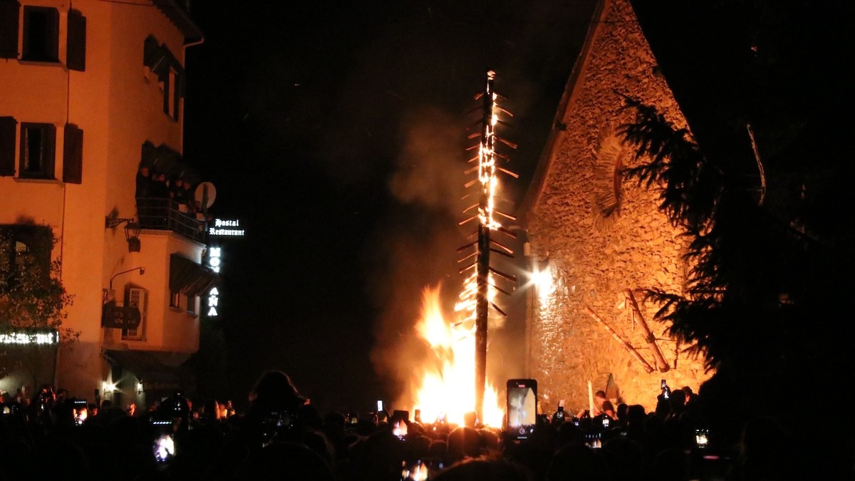 La falla major d'Alins cremant després de l'arribada dels fallaires